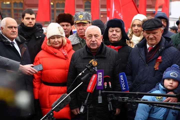 В единстве народа и Армии залог несокрушимости России!