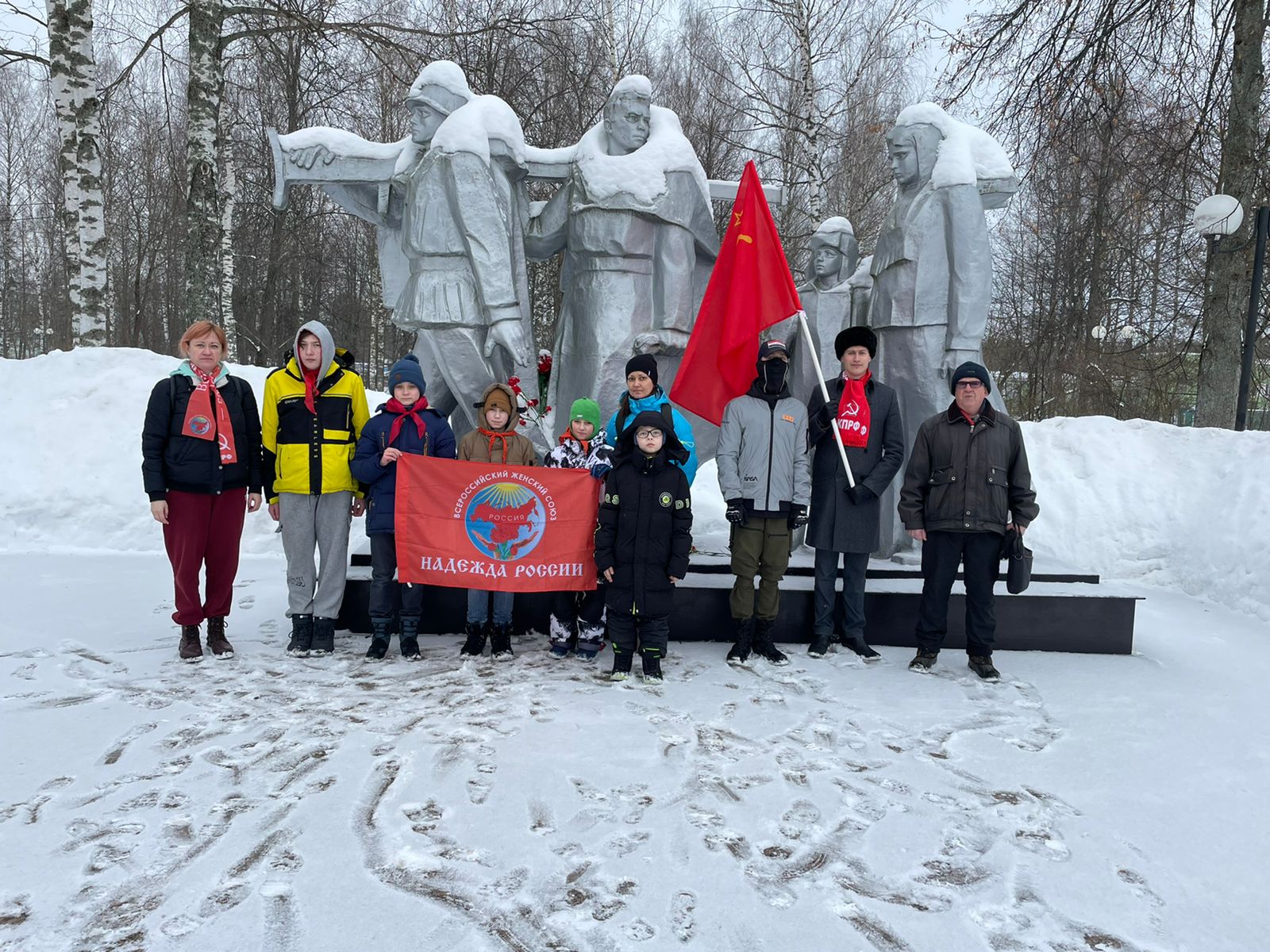 В единстве народа и Армии залог несокрушимости России!