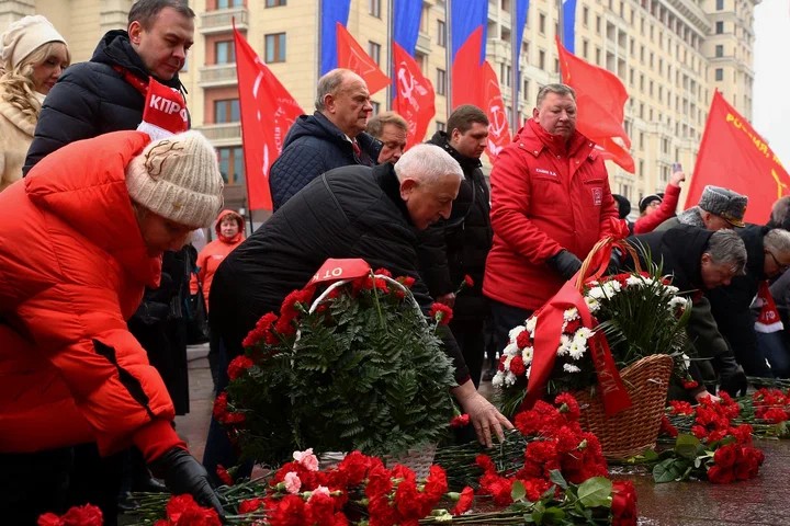 В единстве народа и Армии залог несокрушимости России!