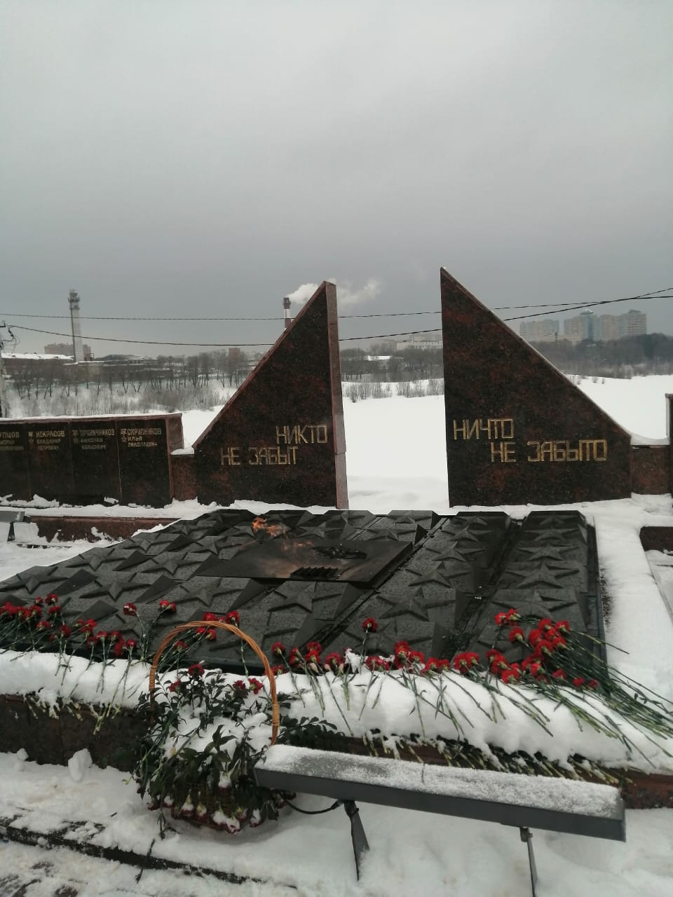В единстве народа и Армии залог несокрушимости России!