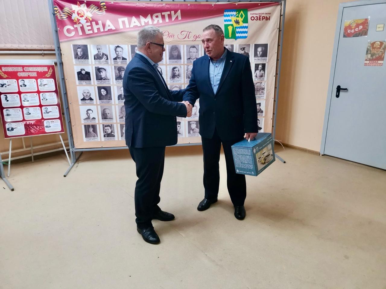 Секретарь МК КПРФ, руководитель фракции КПРФ в Мособлдуме Александр Наумов вручил награды ветеранам партии из г. Озёры