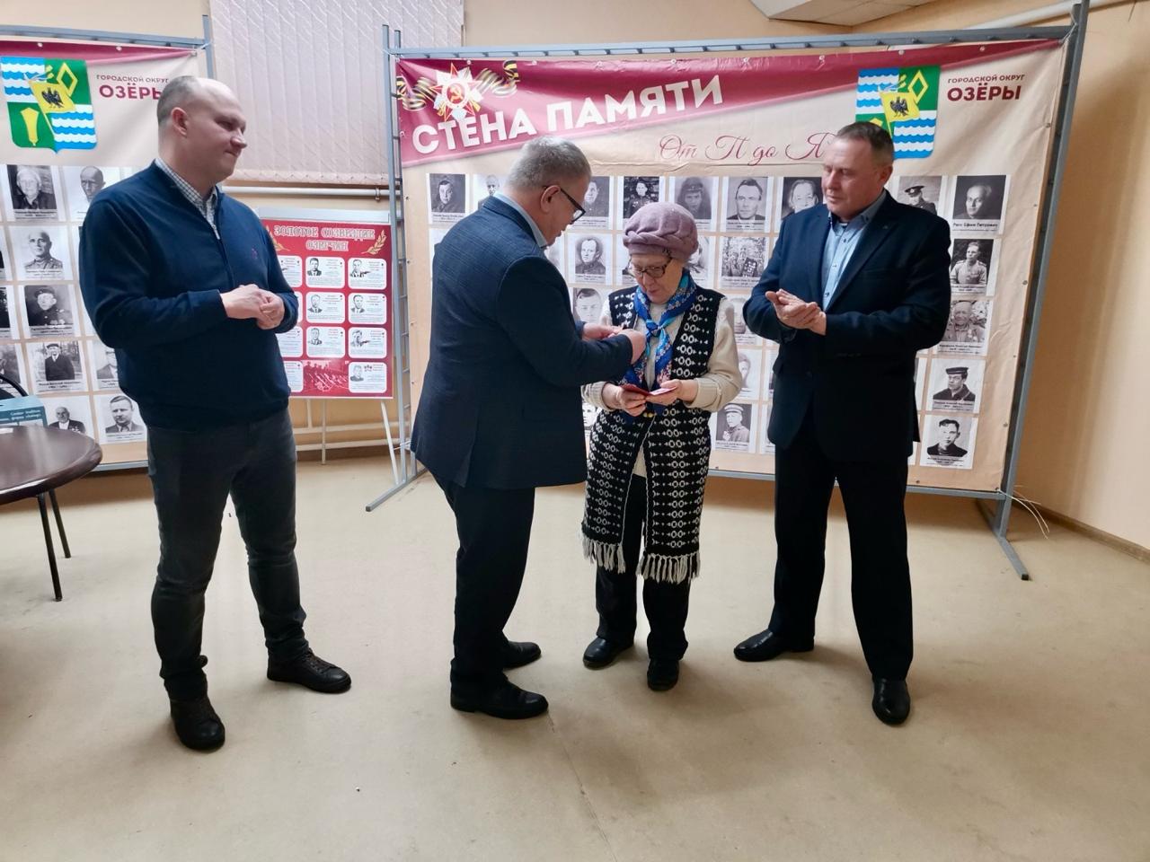 Секретарь МК КПРФ, руководитель фракции КПРФ в Мособлдуме Александр Наумов вручил награды ветеранам партии из г. Озёры