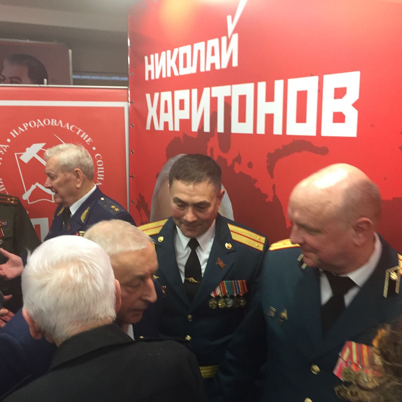 Укреплять вооруженные силы и оборону страны