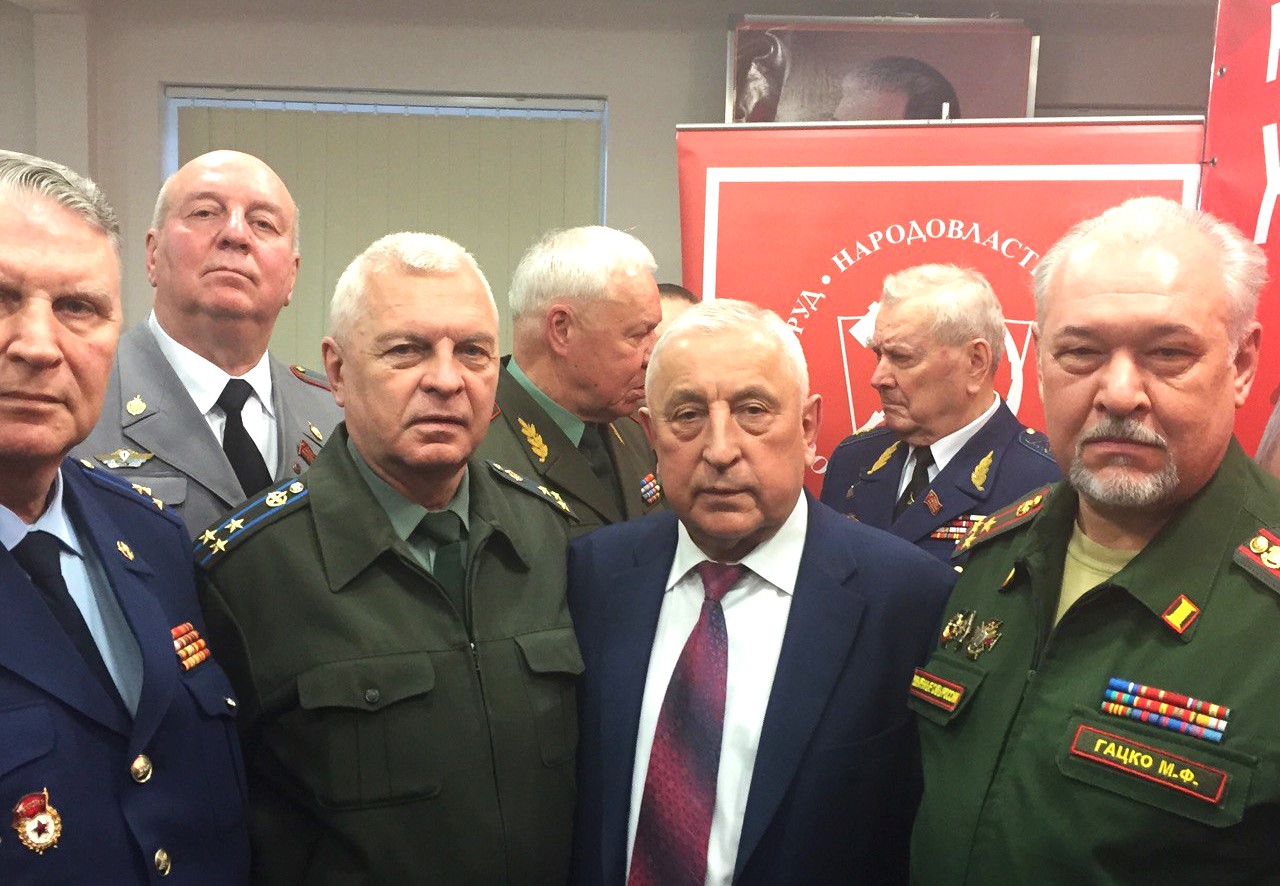 Укреплять вооруженные силы и оборону страны