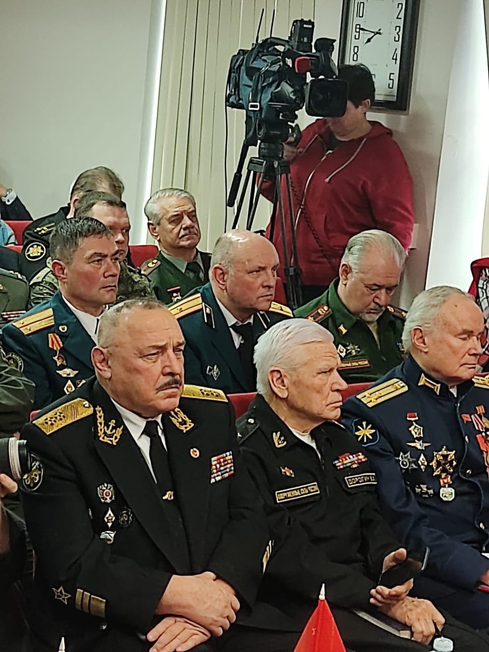 Укреплять вооруженные силы и оборону страны