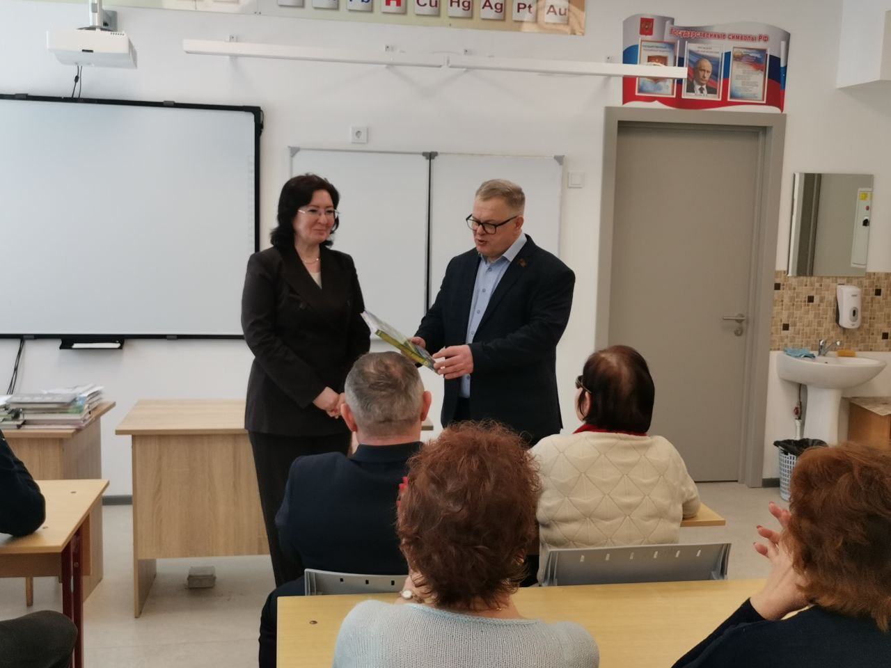 Педагоги из города Озёры поблагодарили депутата КПРФ Александра Наумова за помощь в рамках инициативного бюджетирования