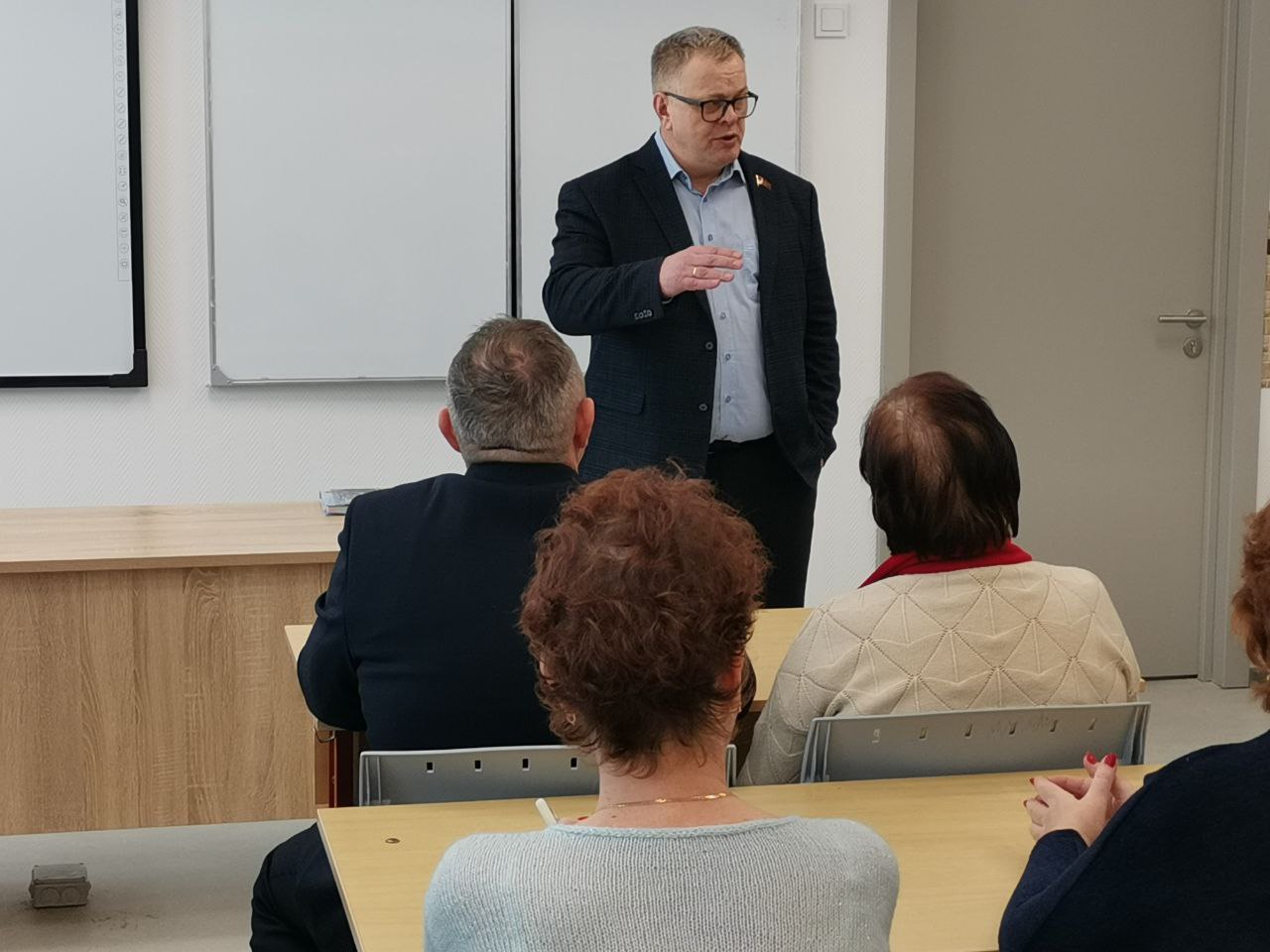 Педагоги из города Озёры поблагодарили депутата КПРФ Александра Наумова за помощь в рамках инициативного бюджетирования