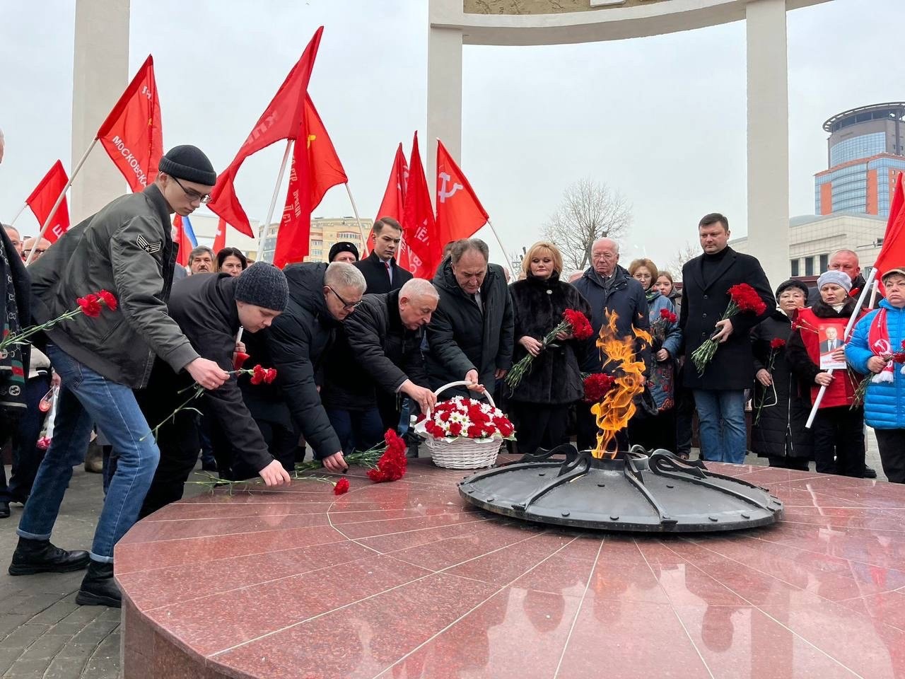 Кандидат в Президенты вместе Щёлковскими коммунистами, комсомольцами и пионерами возложил цветы к мемориальному комплексу «Аллея памяти»