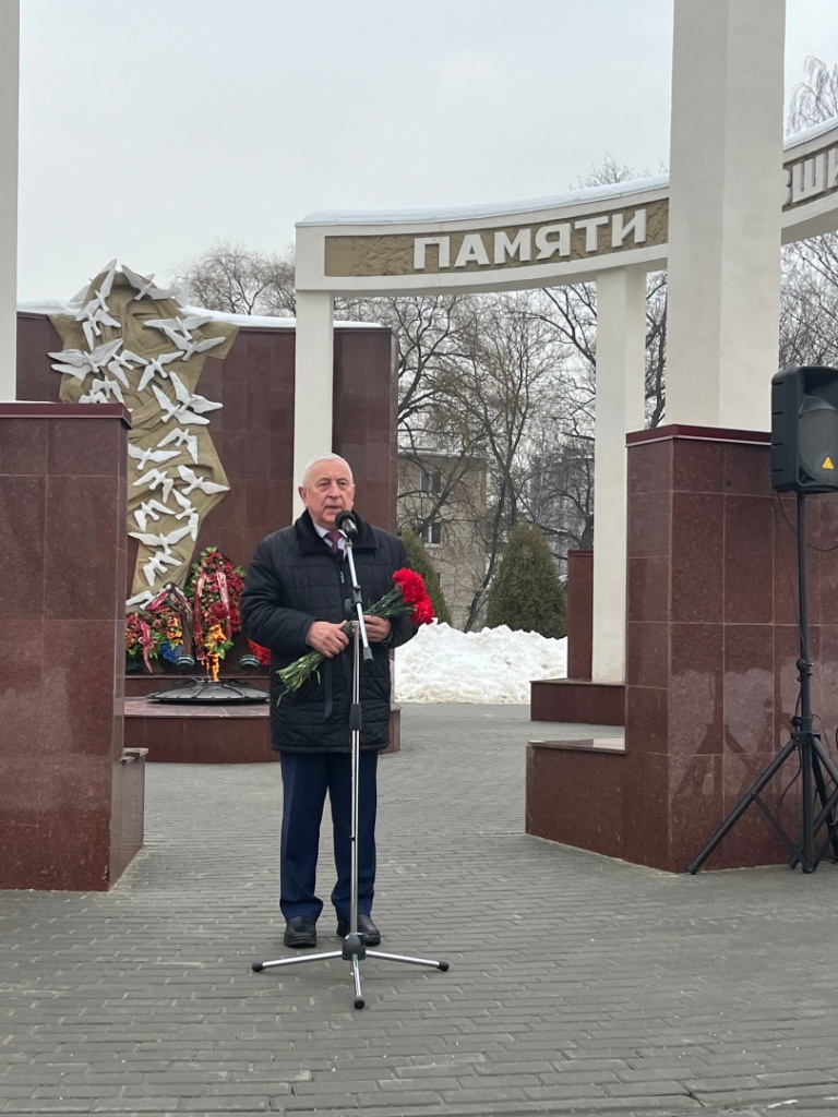 Кандидат в Президенты вместе Щёлковскими коммунистами, комсомольцами и пионерами возложил цветы к мемориальному комплексу «Аллея памяти»