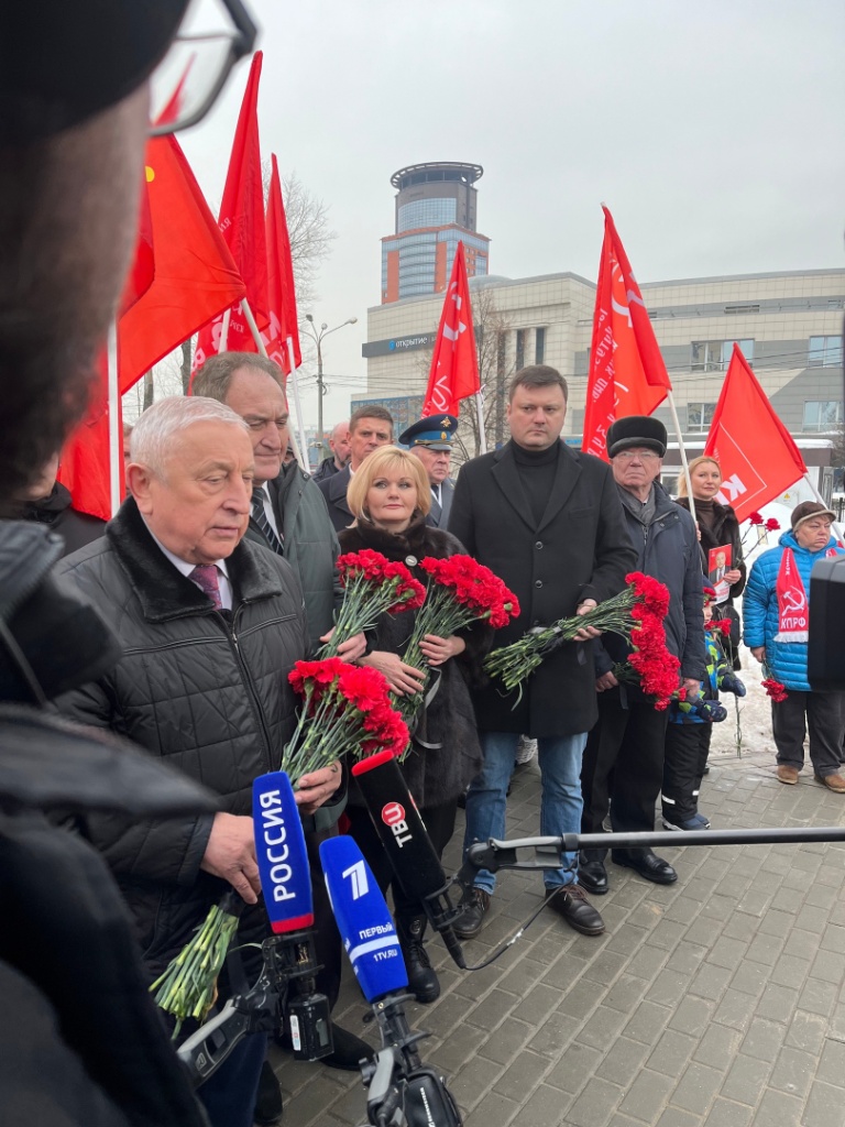 Кандидат в Президенты вместе Щёлковскими коммунистами, комсомольцами и пионерами возложил цветы к мемориальному комплексу «Аллея памяти»