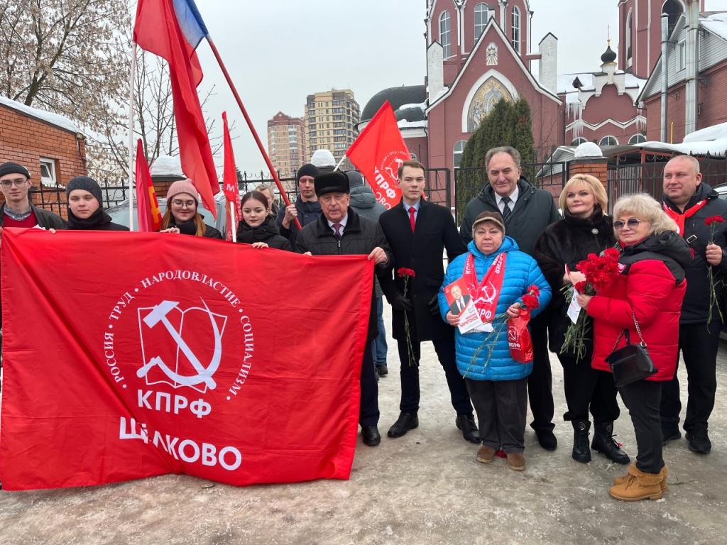 Кандидат в Президенты вместе Щёлковскими коммунистами, комсомольцами и пионерами возложил цветы к мемориальному комплексу «Аллея памяти»