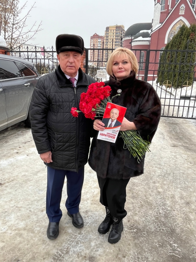 Кандидат в Президенты вместе Щёлковскими коммунистами, комсомольцами и пионерами возложил цветы к мемориальному комплексу «Аллея памяти»