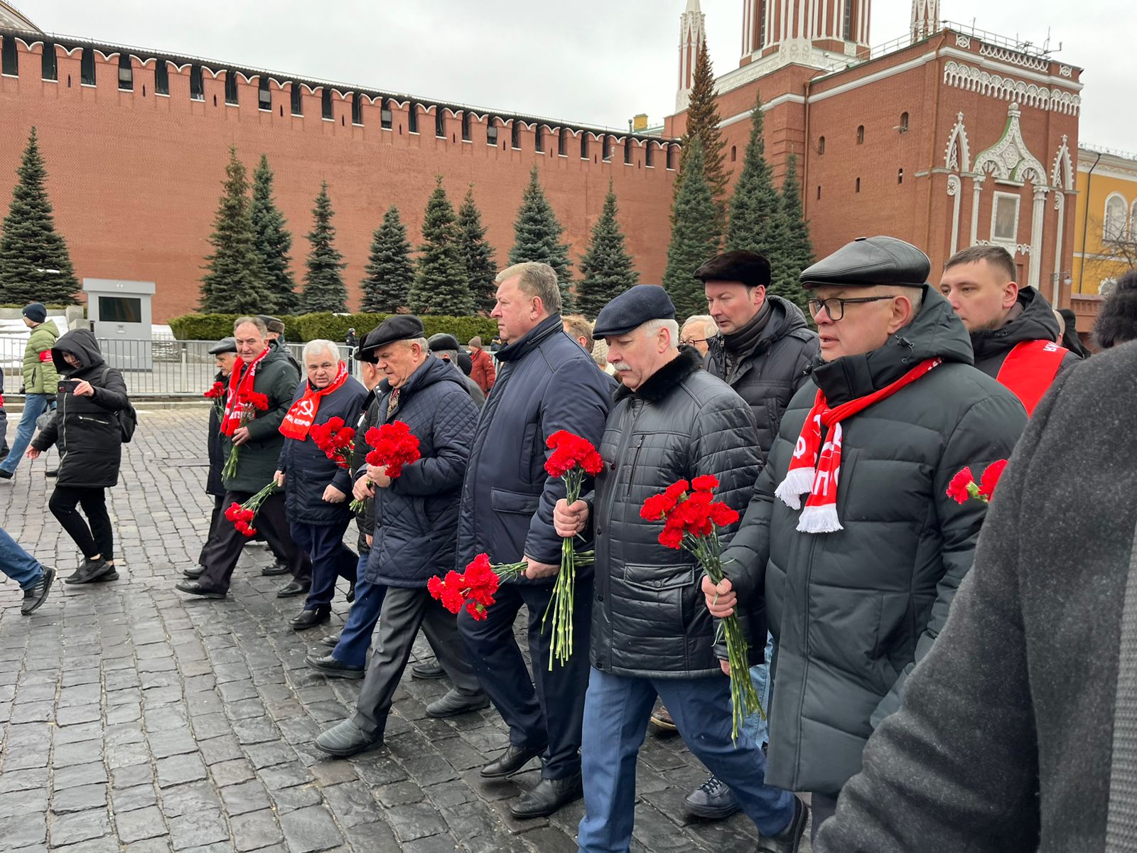 «Дерево сильно своими корнями»