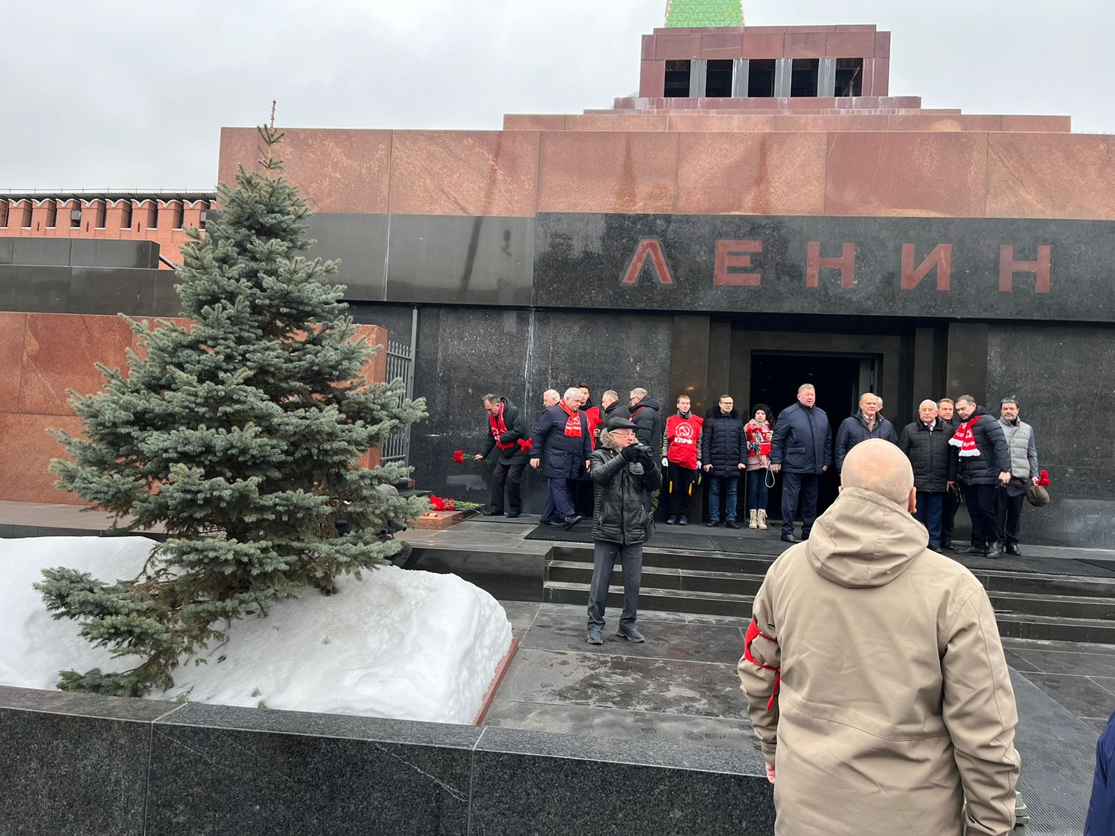 «Дерево сильно своими корнями»