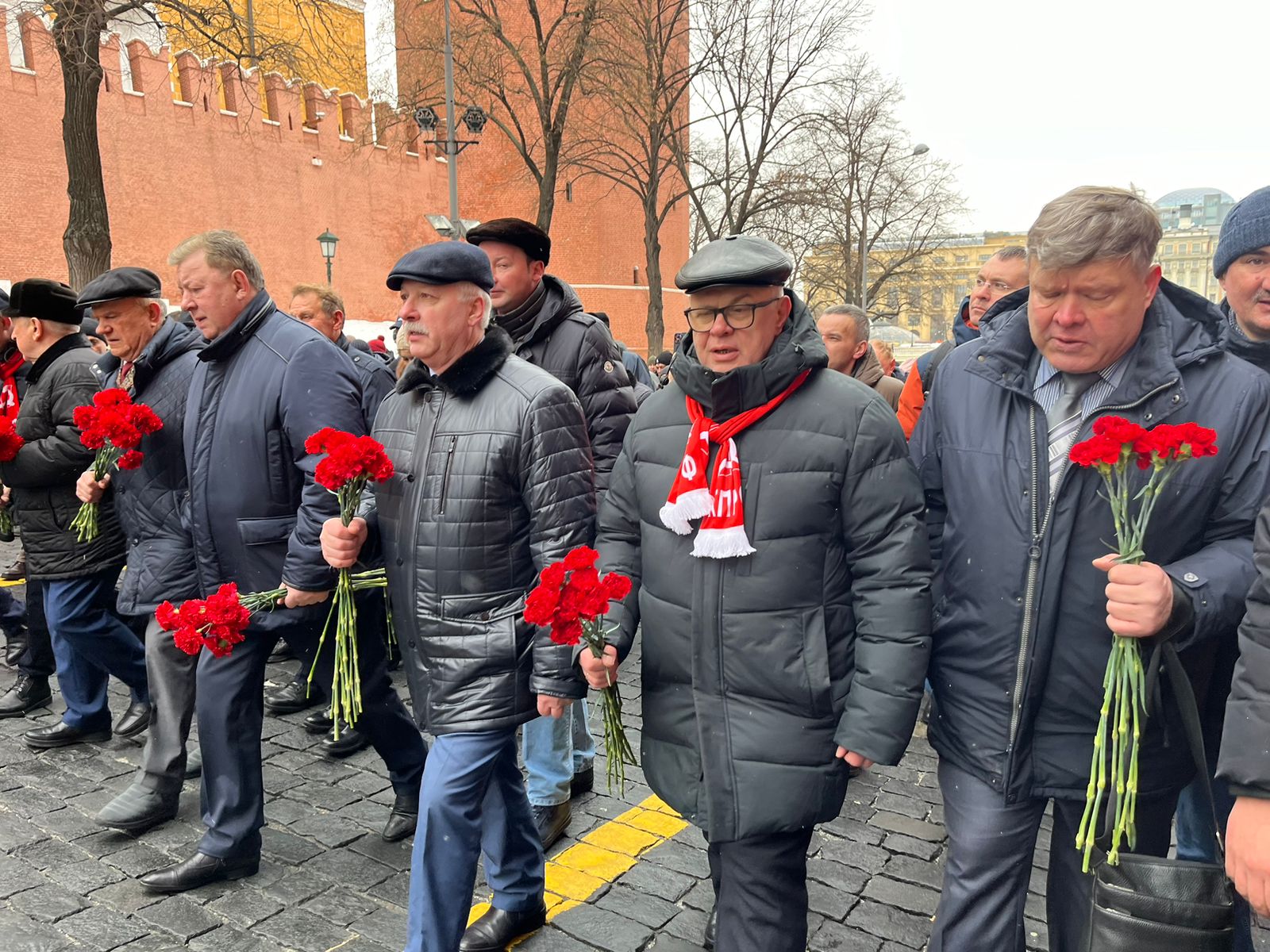 «Дерево сильно своими корнями»