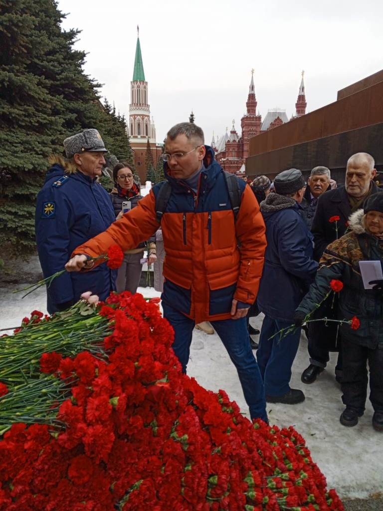 «Дерево сильно своими корнями»