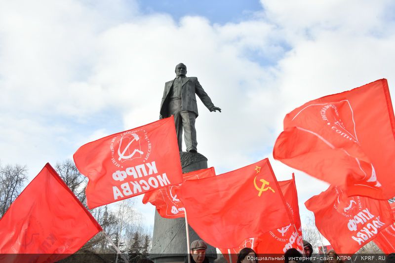 Кандидат в президенты РФ от КПРФ Н.М. Харитонов возложил цветы к монументу «Аллея Космонавтов»