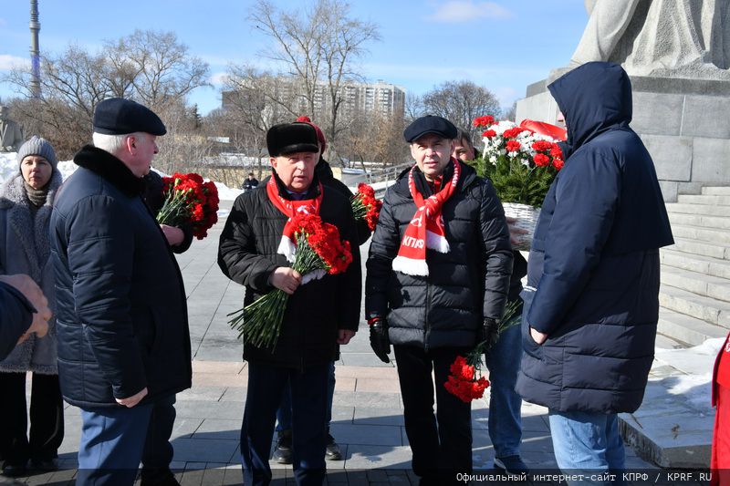 Кандидат в президенты РФ от КПРФ Н.М. Харитонов возложил цветы к монументу «Аллея Космонавтов»