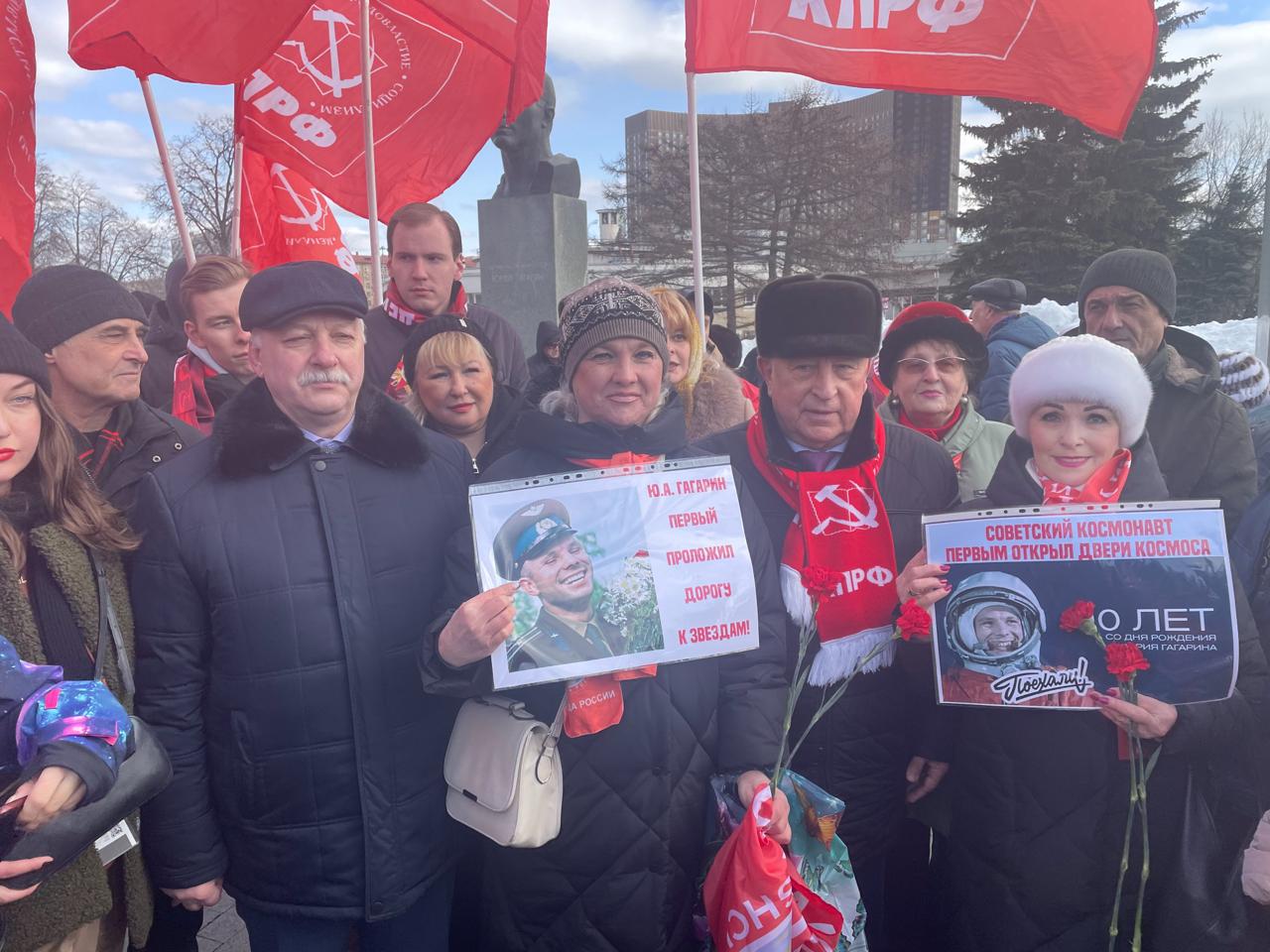 Гагарин Первым открыл двери космоса
