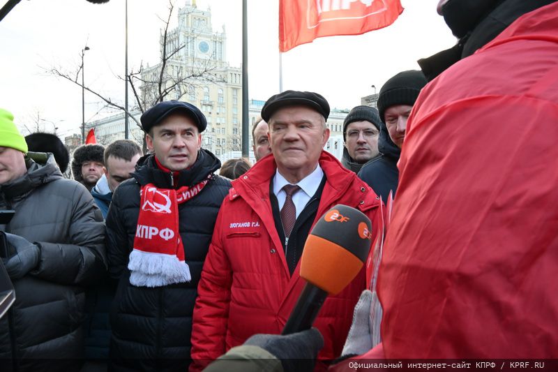 Г.А. Зюганов и Н.М. Харитонов встретились с московским партактивом и присоединились к акции «Красные в городе»