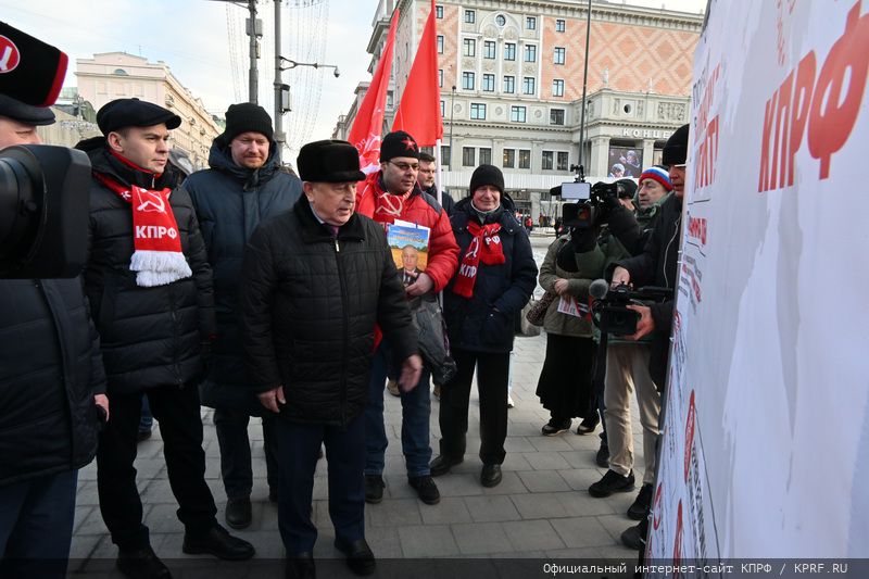 Г.А. Зюганов и Н.М. Харитонов встретились с московским партактивом и присоединились к акции «Красные в городе»