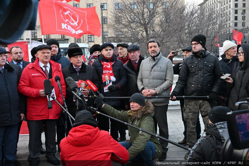 Г.А. Зюганов и Н.М. Харитонов встретились с московским партактивом и присоединились к акции «Красные в городе»