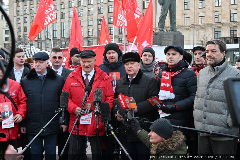 Г.А. Зюганов и Н.М. Харитонов встретились с московским партактивом и присоединились к акции «Красные в городе»