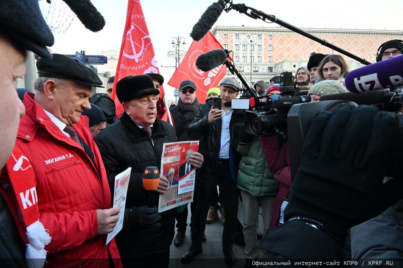 Г.А. Зюганов и Н.М. Харитонов встретились с московским партактивом и присоединились к акции «Красные в городе»