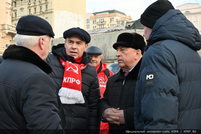 Г.А. Зюганов и Н.М. Харитонов встретились с московским партактивом и присоединились к акции «Красные в городе»