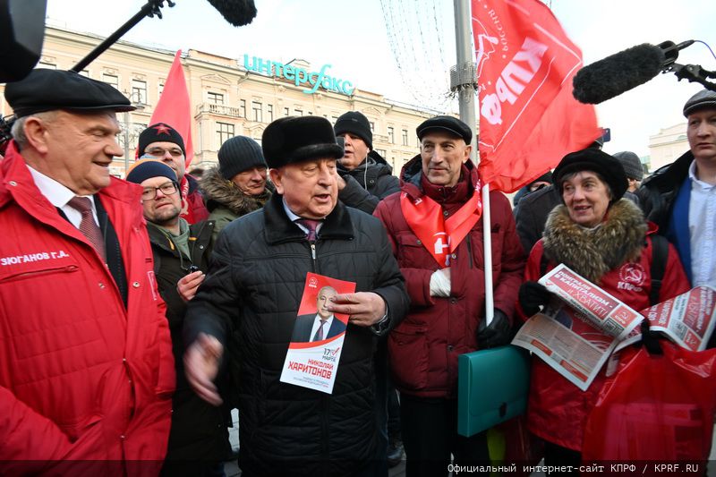 Г.А. Зюганов и Н.М. Харитонов встретились с московским партактивом и присоединились к акции «Красные в городе»