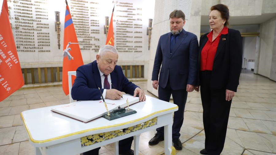 Кандидат в Президенты РФ Н.М. Харитонов вместе с делегацией КПРФ посетил в рамках рабочего визита в Сталинград музей-заповедник «Сталинградская битва»