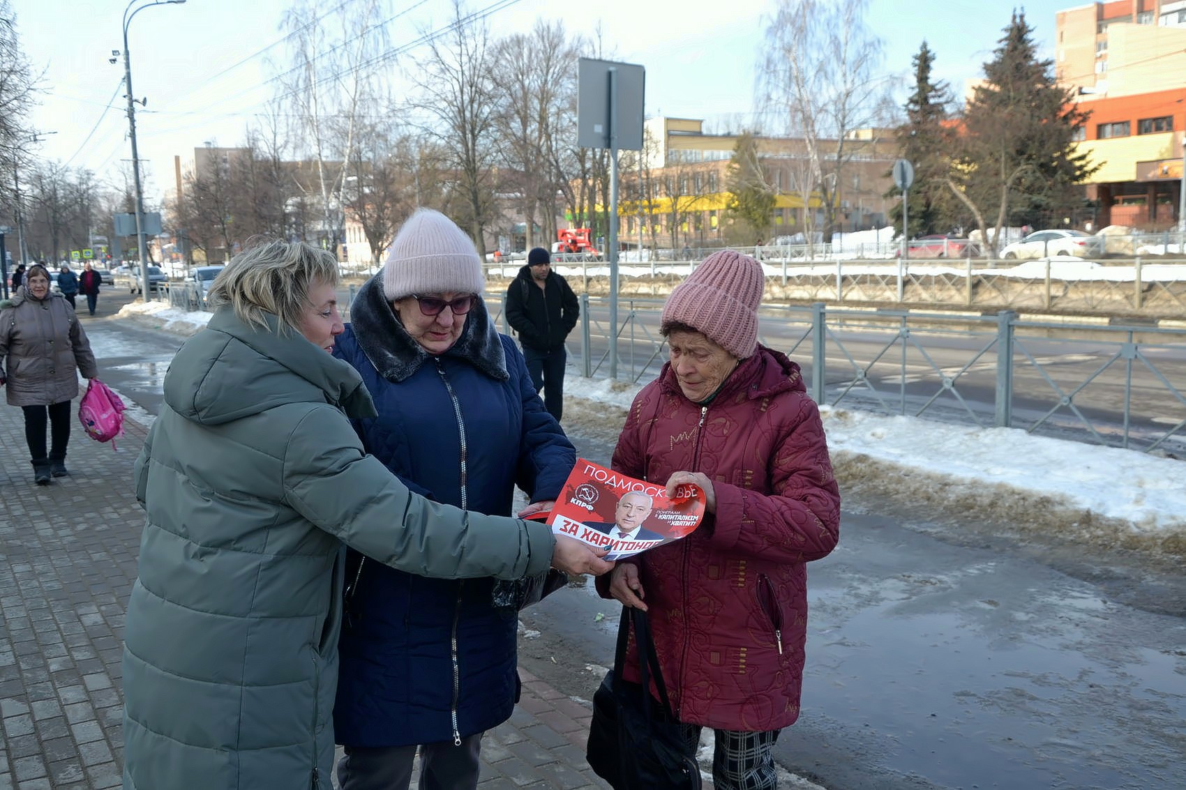 В Озёрах идет агитация за кандидата в президенты РФ от КПРФ Николая Харитонова