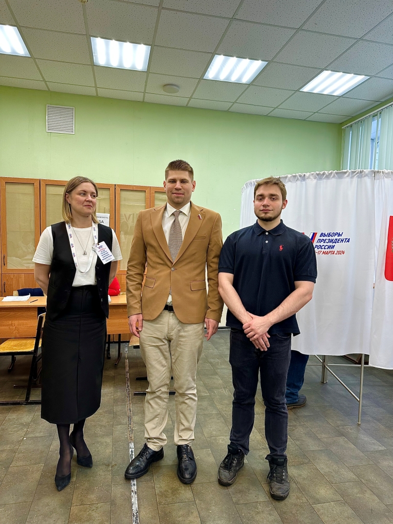 Депутат г.о. Лобня Московской области от КПРФ Даниил Рендаков проводит контроль голосования выборов президента России в округе