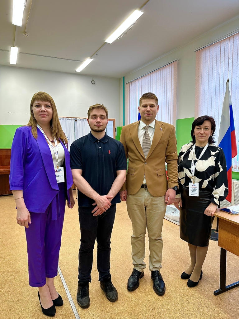 Депутат г.о. Лобня Московской области от КПРФ Даниил Рендаков проводит контроль голосования выборов президента России в округе