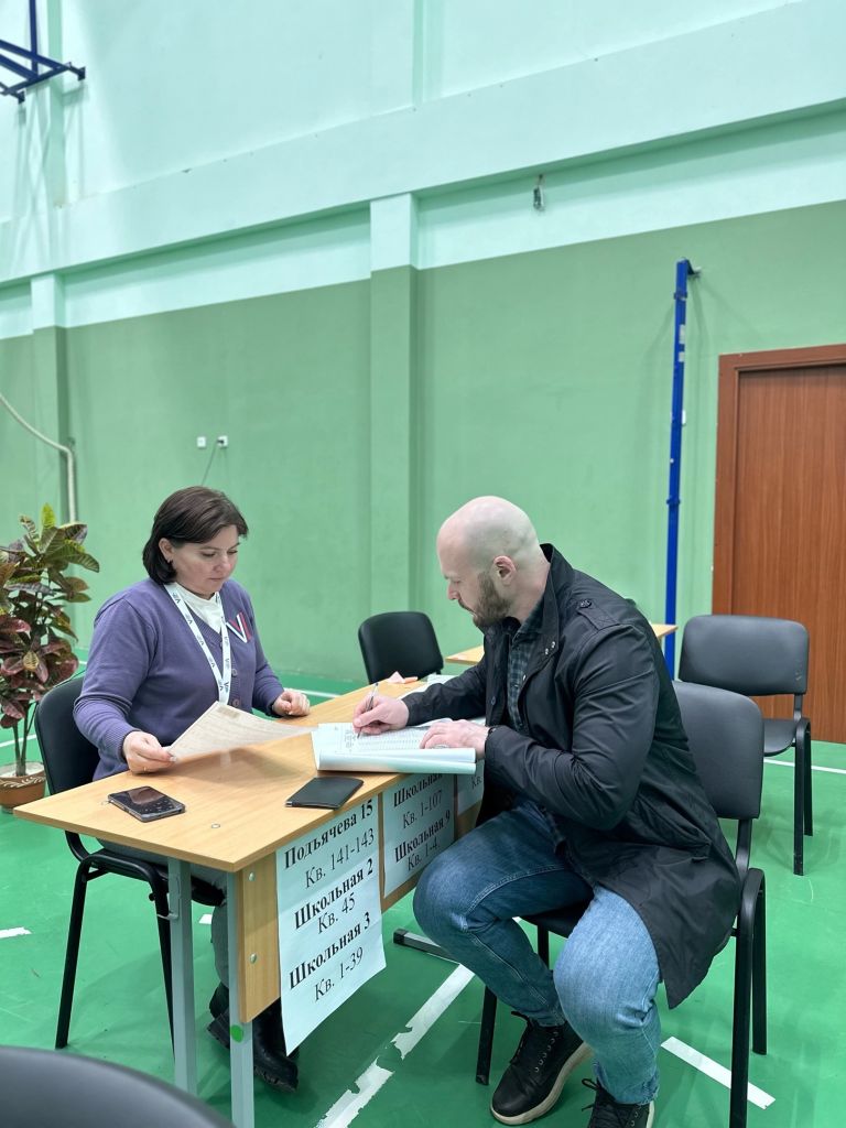 Первый секретарь МК ЛКСМ РФ Александр Корнев проголосовал