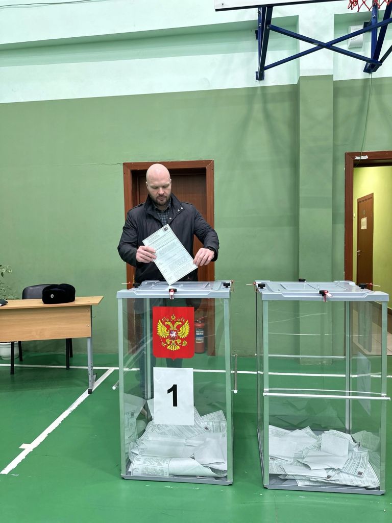 Первый секретарь МК ЛКСМ РФ Александр Корнев проголосовал