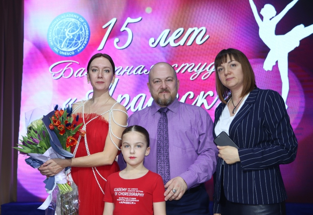 Первый секретарь Лотошинского ГК КПРФ Светлана Хабипова поздравила балетную студию «Арабеск» с юбилеем
