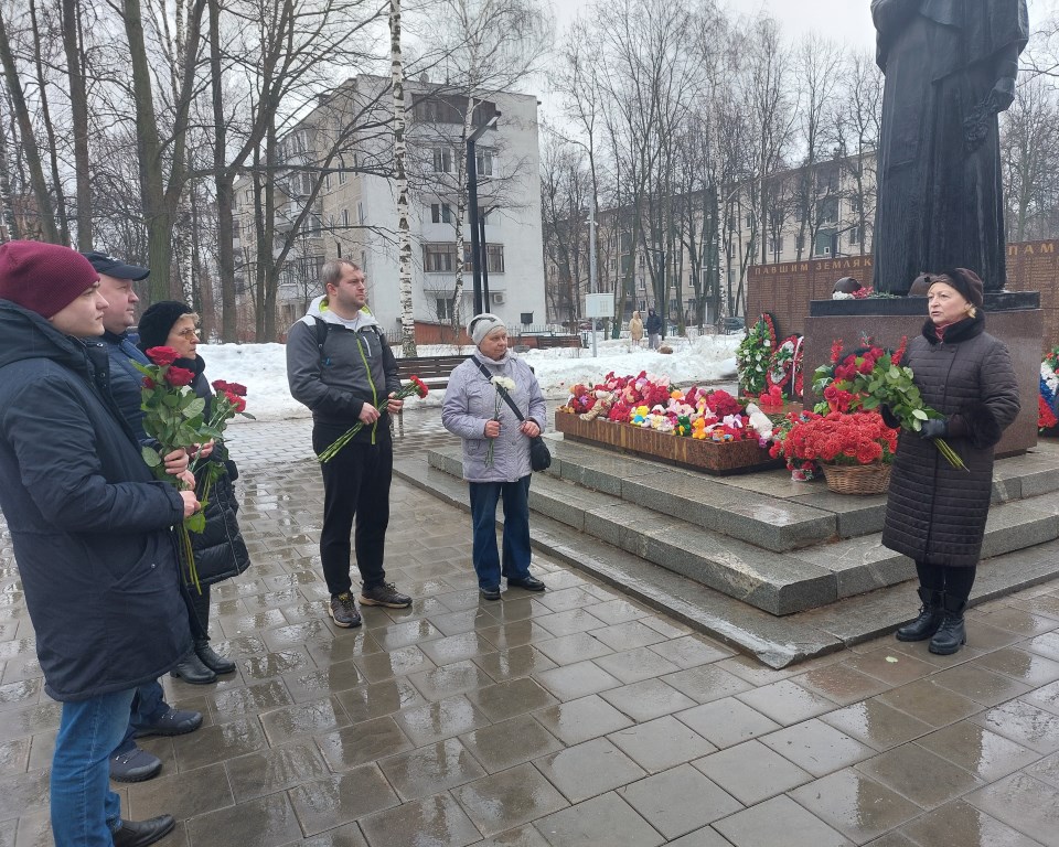 Коммунисты Долгопрудного возложили цветы в память о погибших в «Крокус Сити Холле»