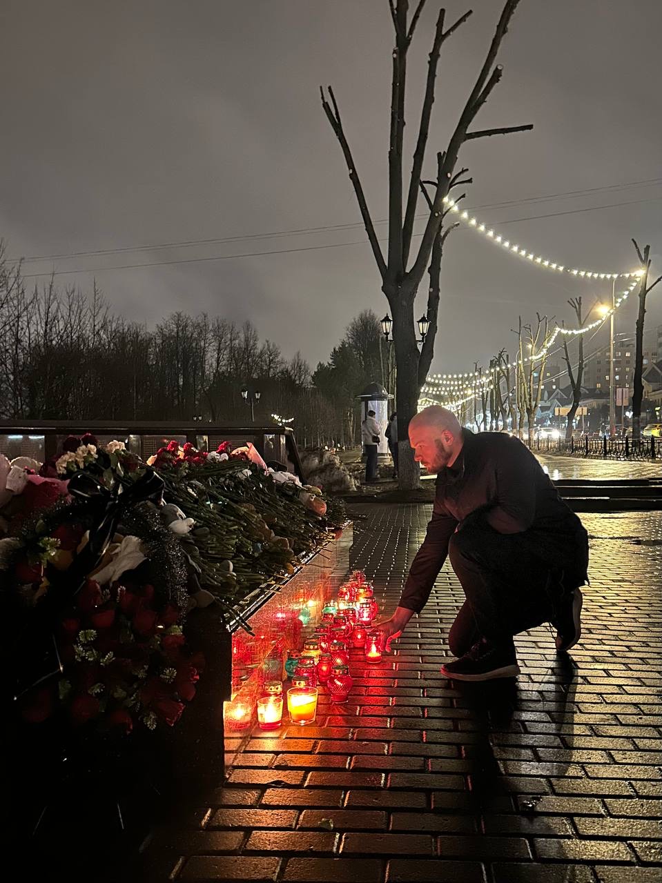 Александр Корнев почтил память погибших в результате теракта в «Крокус Сити Холл»