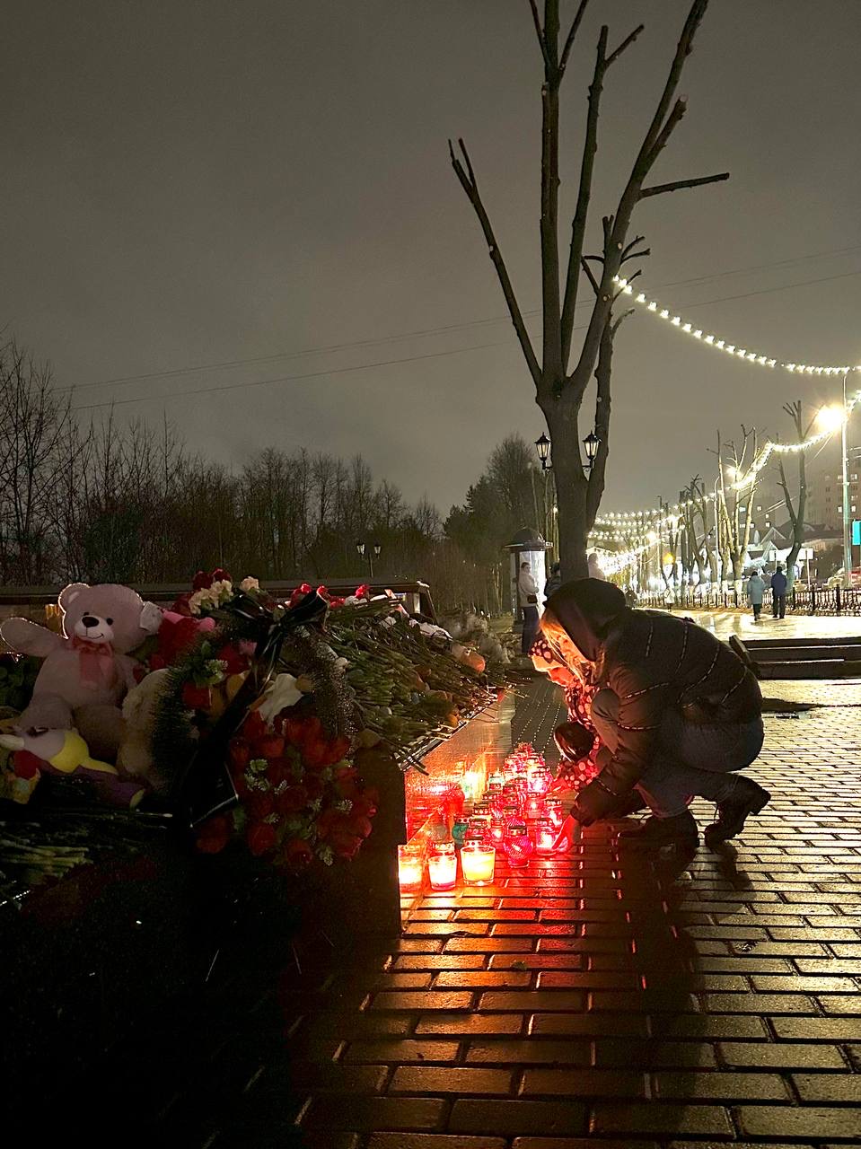 Александр Корнев почтил память погибших в результате теракта в «Крокус Сити Холл»