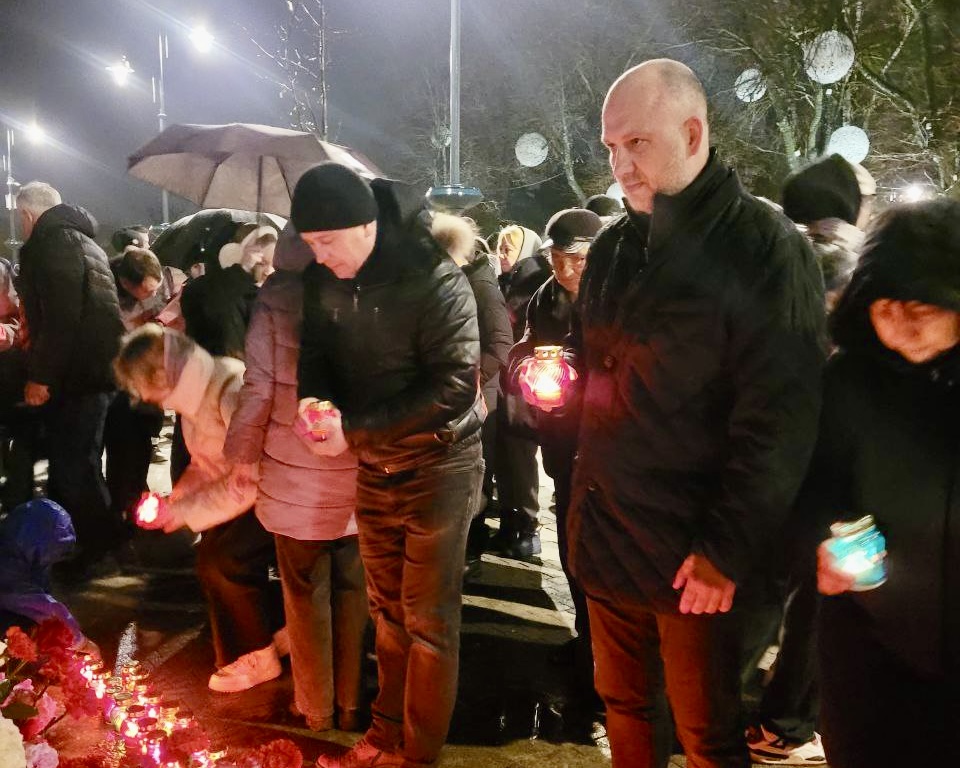 Сергей Стрельцов в день национального траура почтил память погибших от рук террористов