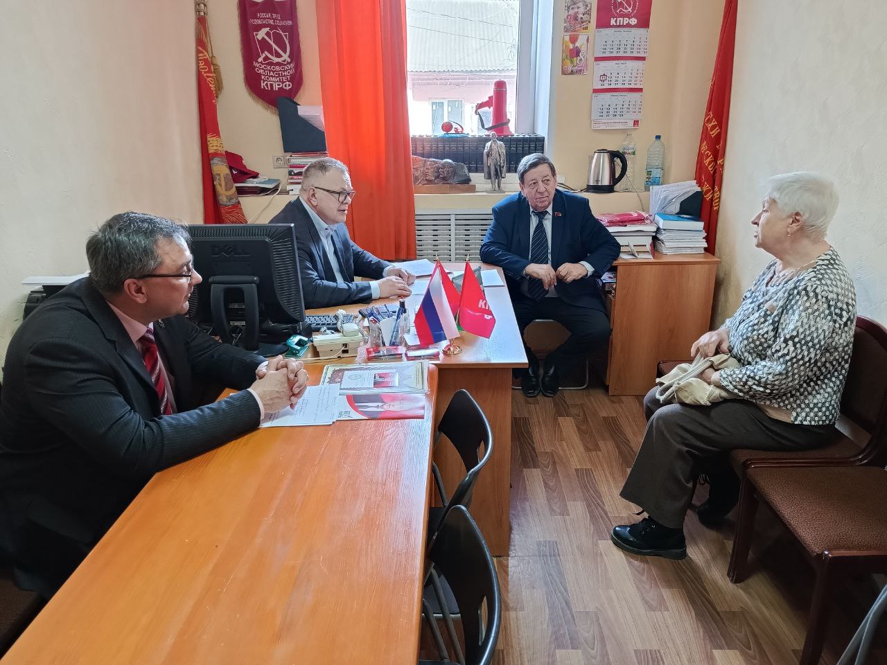 Руководитель фракции КПРФ в Мособлдуме Александр Наумов провел прием граждан в Кашире