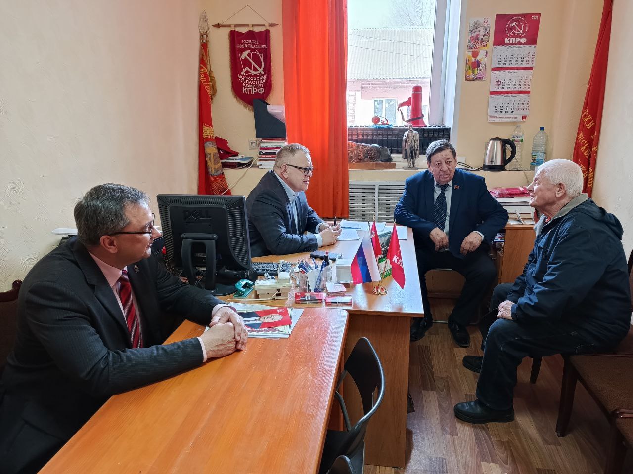 Руководитель фракции КПРФ в Мособлдуме Александр Наумов провел прием граждан в Кашире