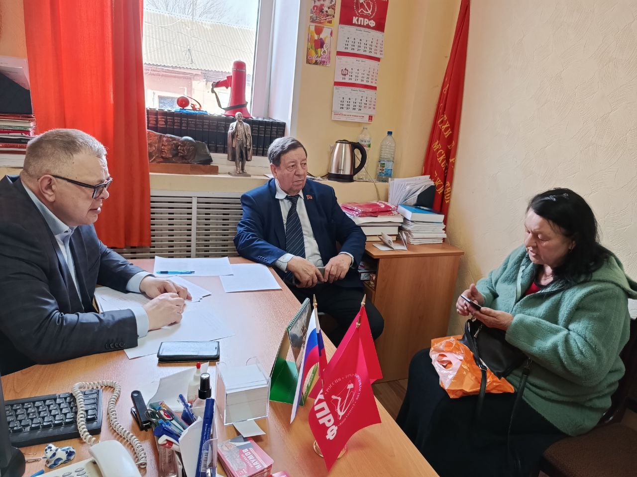 Руководитель фракции КПРФ в Мособлдуме Александр Наумов провел прием граждан в Кашире