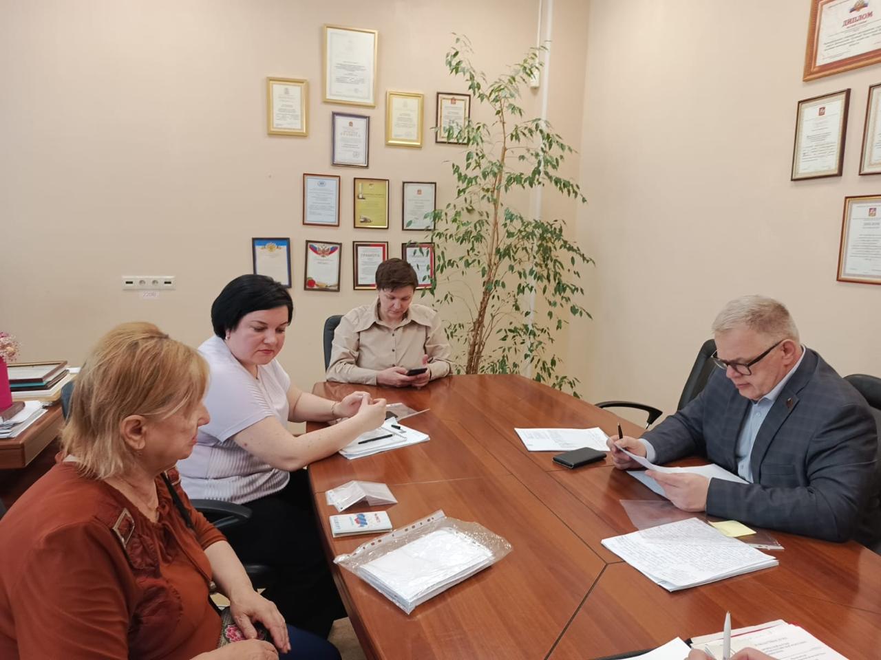 Руководитель фракции КПРФ в Мособлдуме Александр Наумов провел прием граждан в Домодедове