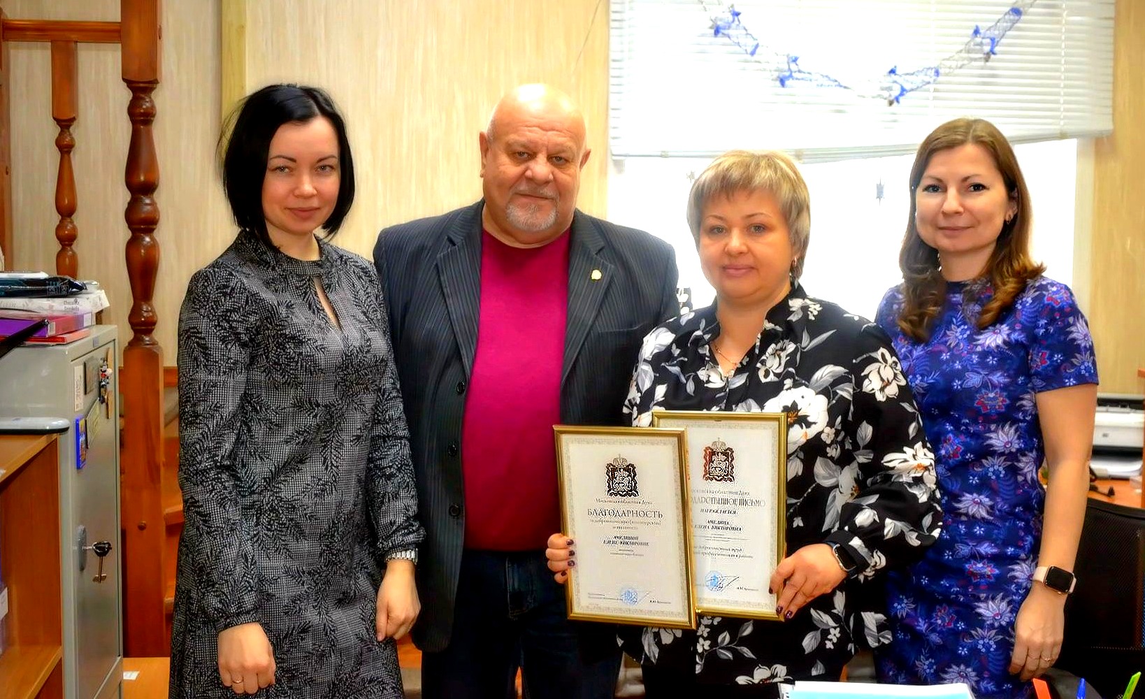 По поручению руководителя фракции КПРФ в Мособлдуме Александра Наумова, наградили каширского предпринимателя Елену Амелину