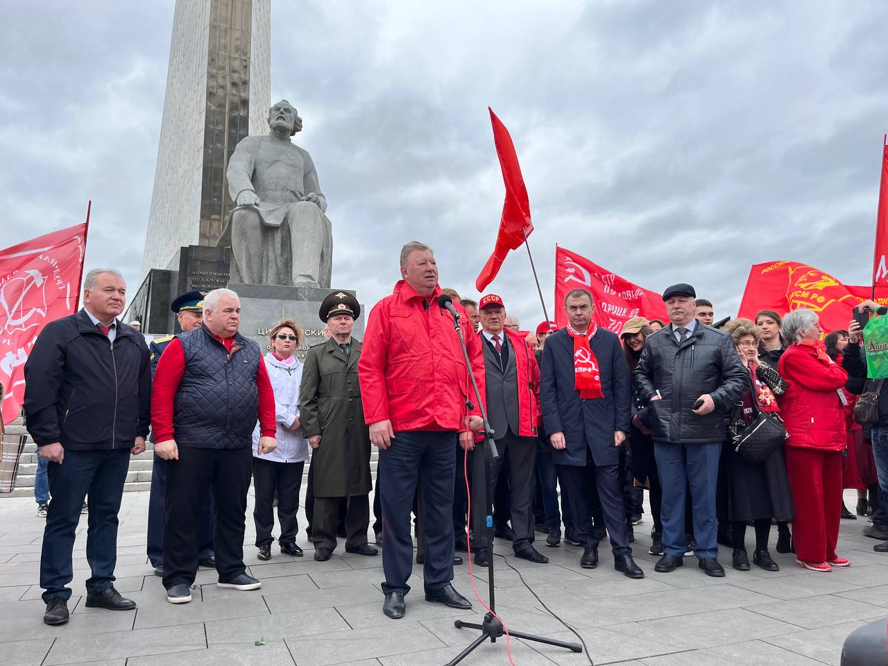 Цветы – основоположникам космической эры и героям-космонавтам!