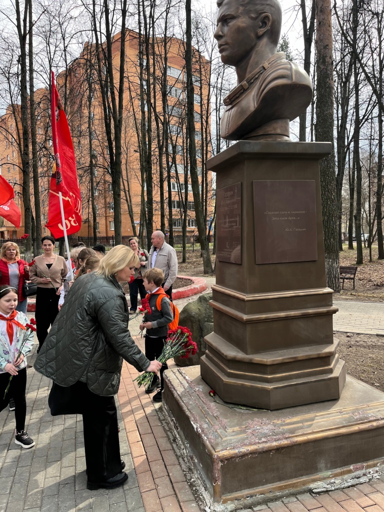 В Щёлково прошло торжественное мероприятие, с возложением цветов к памятнику Ю.А. Гагарина посвященное Международному дню авиации и космонавтики