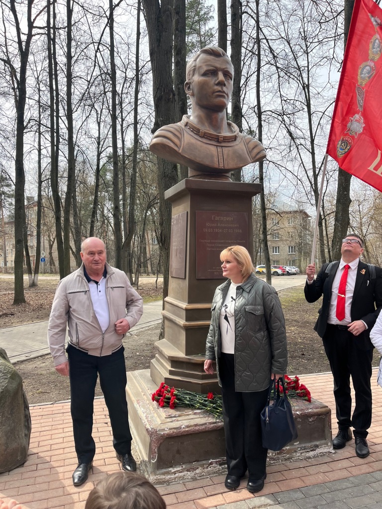 В Щёлково прошло торжественное мероприятие, с возложением цветов к памятнику Ю.А. Гагарина посвященное Международному дню авиации и космонавтики