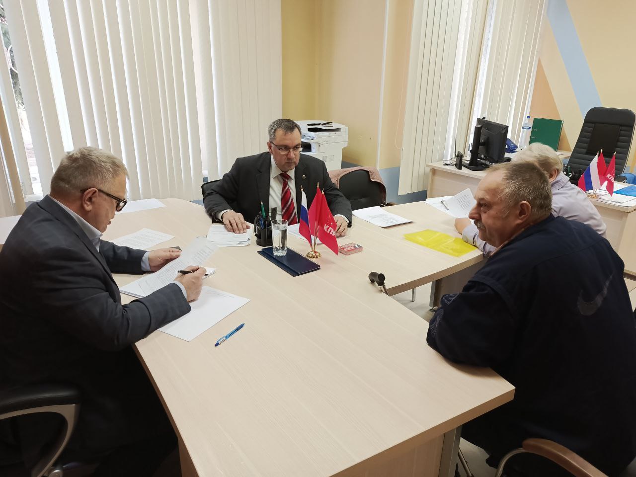 Руководитель фракции КПРФ в Мособлдуме Александр Наумов провел прием граждан в Ступине